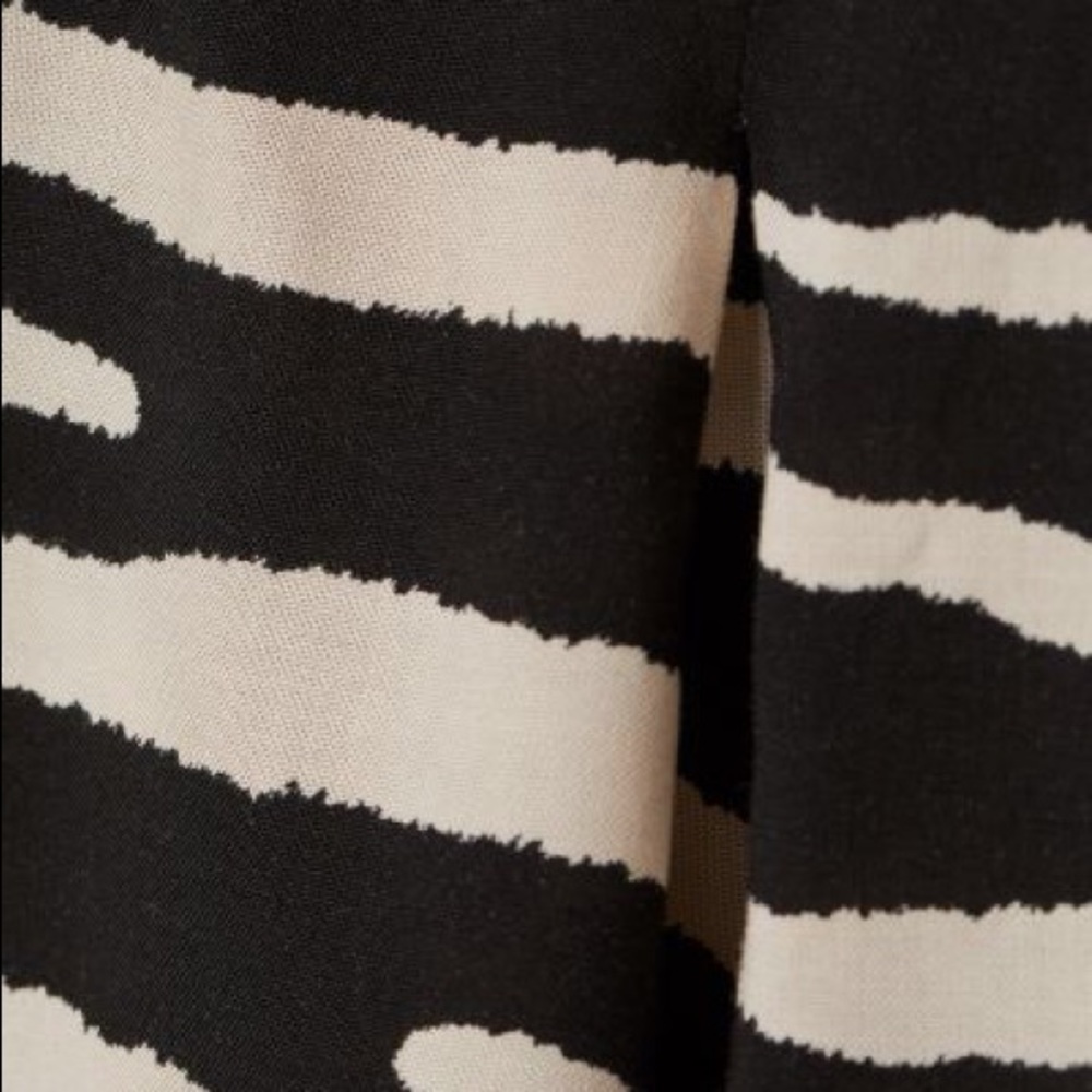H&M ZEBRA SHORTS - Picture 2 of 2